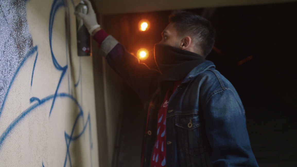 Fațadă vandalizată cu spray, pe o suprafață neprotejată