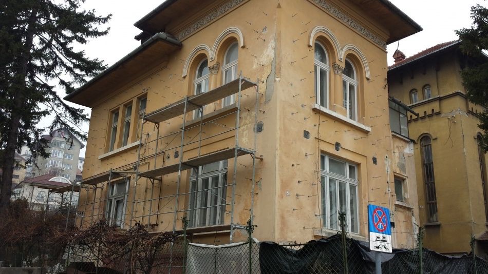 Fațadă veche cu tencuiala degradată, pregătită pentru reabilitare