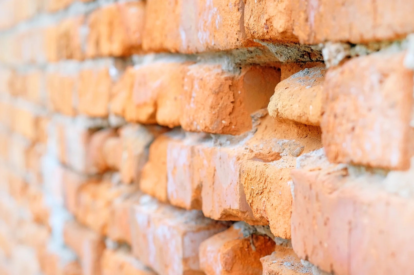 Zidărie degradată de umiditate înainte de aplicarea sistemului de asanare